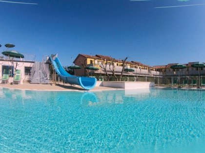 Piscina all'aperto con scivolo acquatico azzurro.