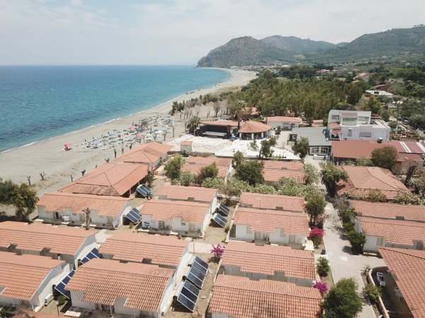 Vista aerea di un complesso alberghiero sulla spiaggia.