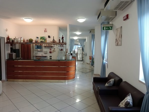Reception moderna con divani scuri.