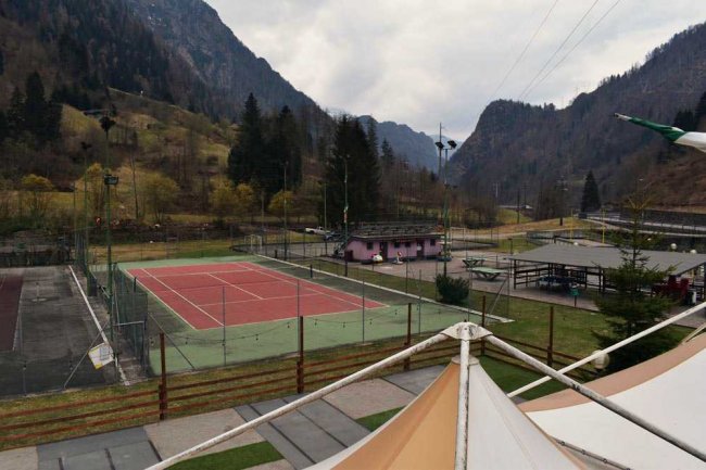 Campi da tennis in una valle montana.