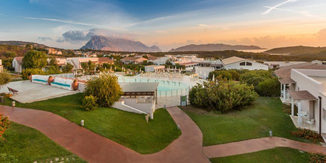 Vista panoramica su un resort al tramonto.