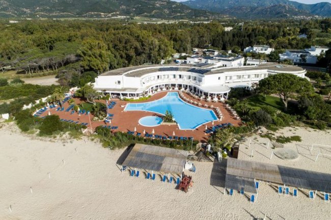 Hotel e piscina vicino alla spiaggia.