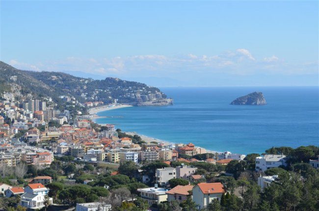 Vista panoramica di una città costiera.