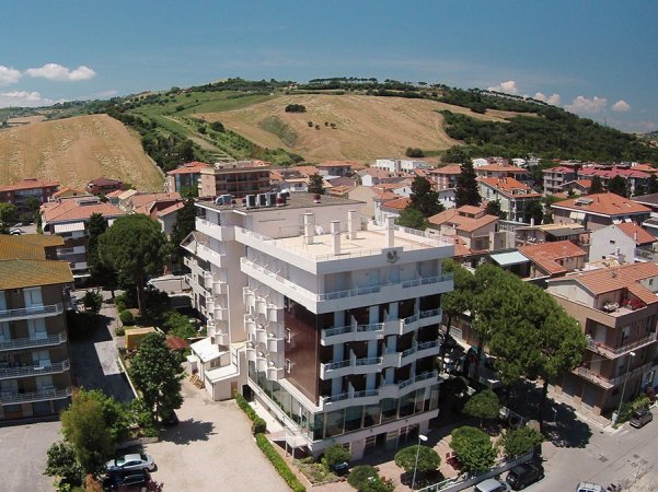 Edificio moderno in quartiere collinare, vista dall'alto.