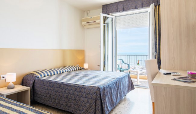 Camera da letto con balcone vista mare.