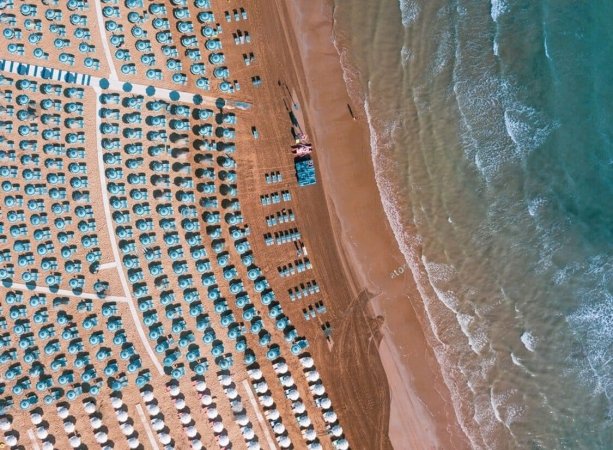 Vista dall'alto di una spiaggia con ombrelloni.