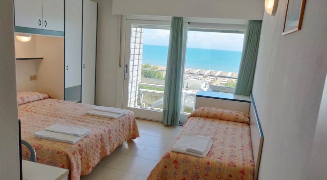 Camera con due letti e vista mare.