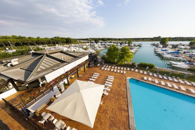 Vista dall'alto di una piscina vicino a un porto turistico.