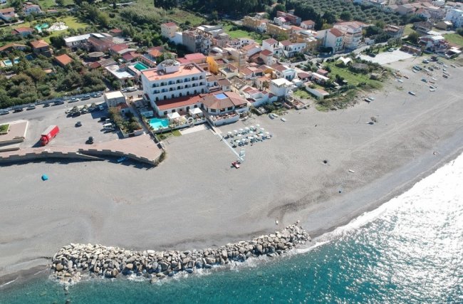 Veduta aerea di un hotel sulla spiaggia.