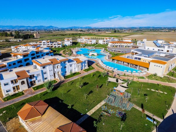 Complesso turistico con piscine e giardini.