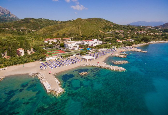 Vista aerea di spiaggia e struttura turistica.