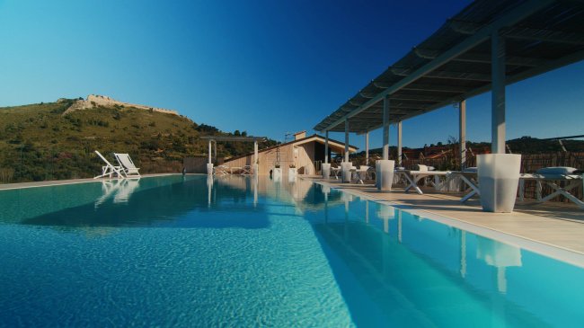 Piscina scoperta con vista montagna.