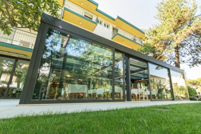 Ristorante vetrato in un giardino.