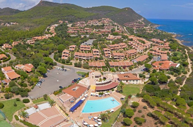 Vista dall'alto di un villaggio turistico.