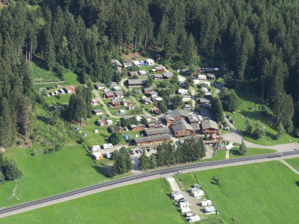 Vista aerea di un campeggio tra alberi.