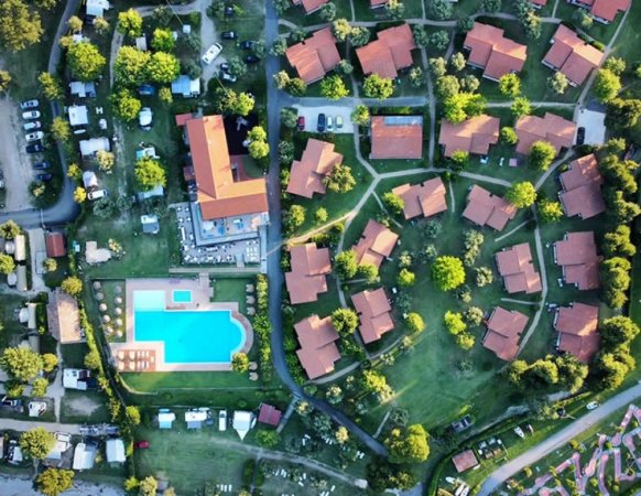 Vista aerea di un complesso residenziale con piscina.