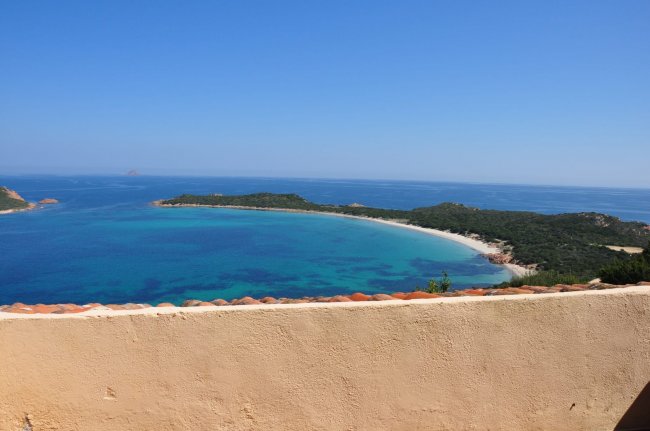 Vista su una baia con acque turchesi.