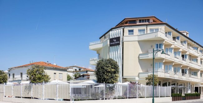 Esterno di un grande hotel con balconi.