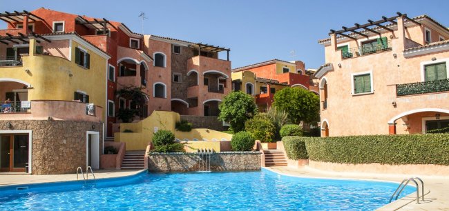 Piscina e complesso di edifici colorati.