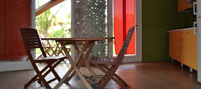 Tavolo e sedie di legno all'interno di una stanza luminosa.