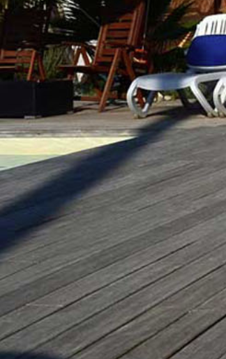 Terrazza in legno con sdraio e sedie.