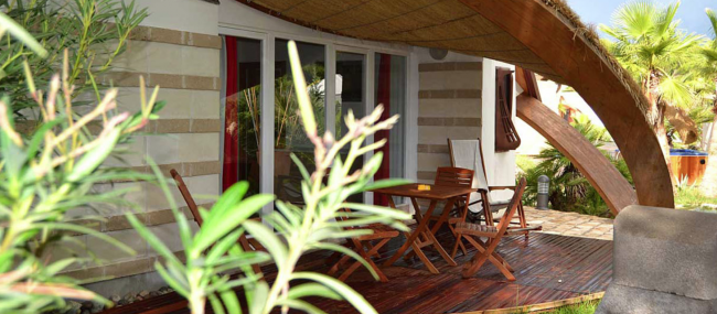 Portico con tavolo e sedie in legno.