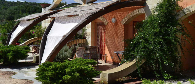 Verande coperte con vegetazione.