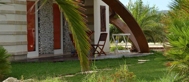 Veranda con mobili da giardino e piante.