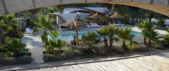 Vista di una piscina con sedie a sdraio.