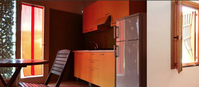 Cucina moderna con tavolo e sedie in legno.