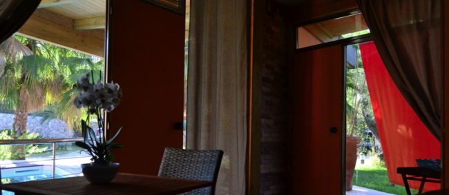 Sala con orchidea e vista piscina.