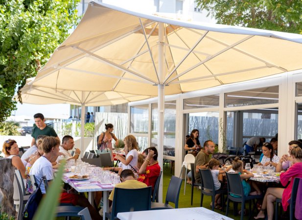Persone sedute a un ristorante all'aperto.