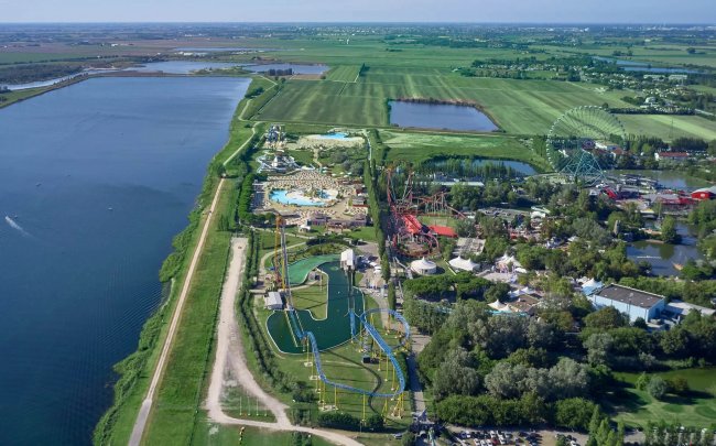 Parco divertimenti e acquatico con scivoli, visto dall'alto.