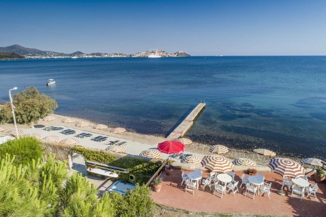 Spiaggia con ombrelloni e mare tranquillo.