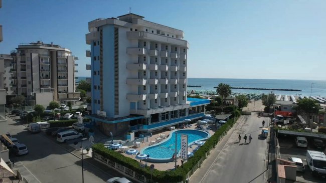 Edificio moderno con piscina vicino al mare.