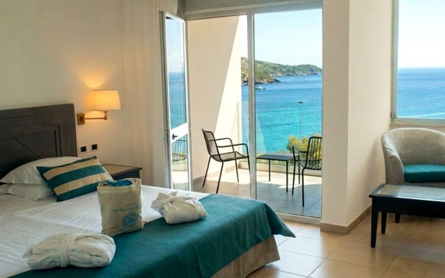 Una camera con vista mare e balcone.