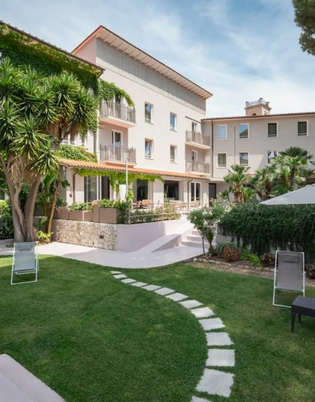 Edificio con giardino verde.