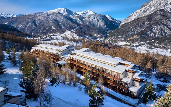 Resort invernale tra montagne innevate.