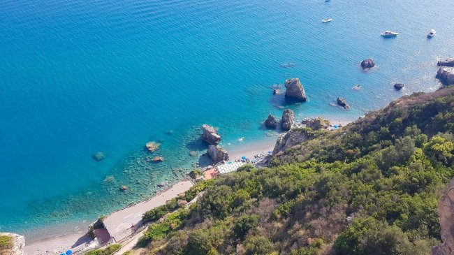 Spiaggia con scogli vista dall'alto.