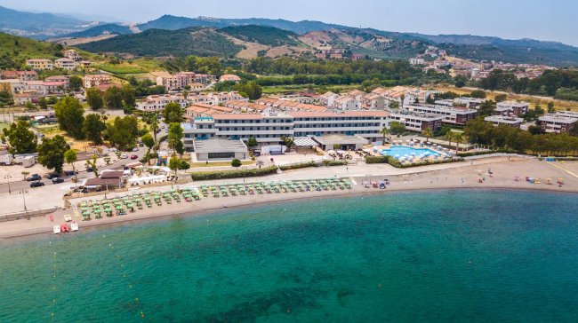 Vista aerea di un resort su una spiaggia.