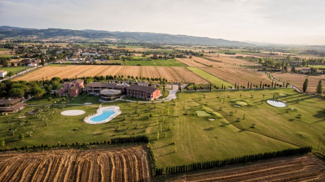 Resort circondato da campi verdi e coltivati.