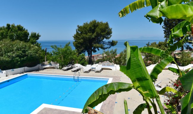 Piscina vicino al mare, vista panoramica.