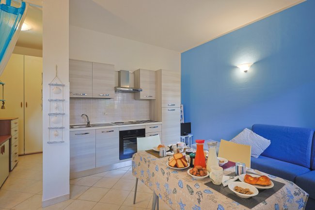 Cucina moderna con tavolo apparecchiato per colazione.