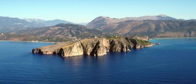 Piccola isola rocciosa in mezzo al mare.
