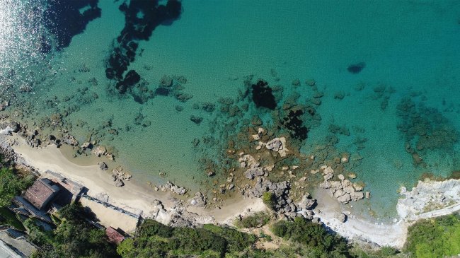 Spiaggia e mare turchese visti dall'alto.