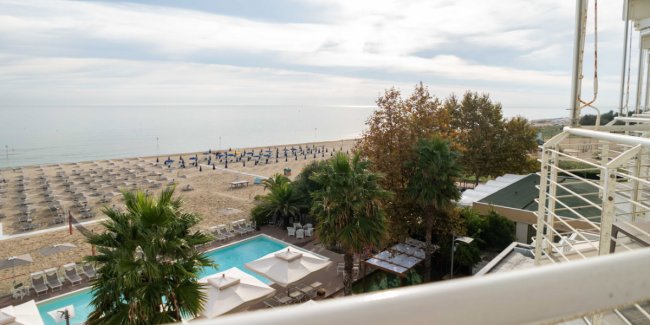 Vista su spiaggia, piscina e mare dalla terrazza.