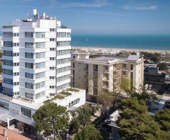 Hotel moderno vicino alla spiaggia e al mare.
