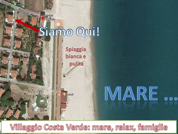 Vista aerea di una spiaggia con percorso.