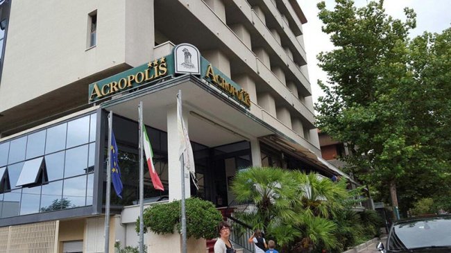 Albergo con insegna Acropolis.
