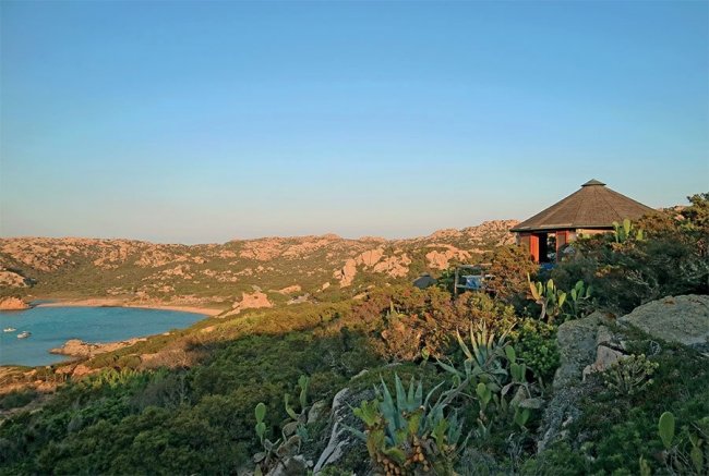 Vista panoramica con baia e capanna.
